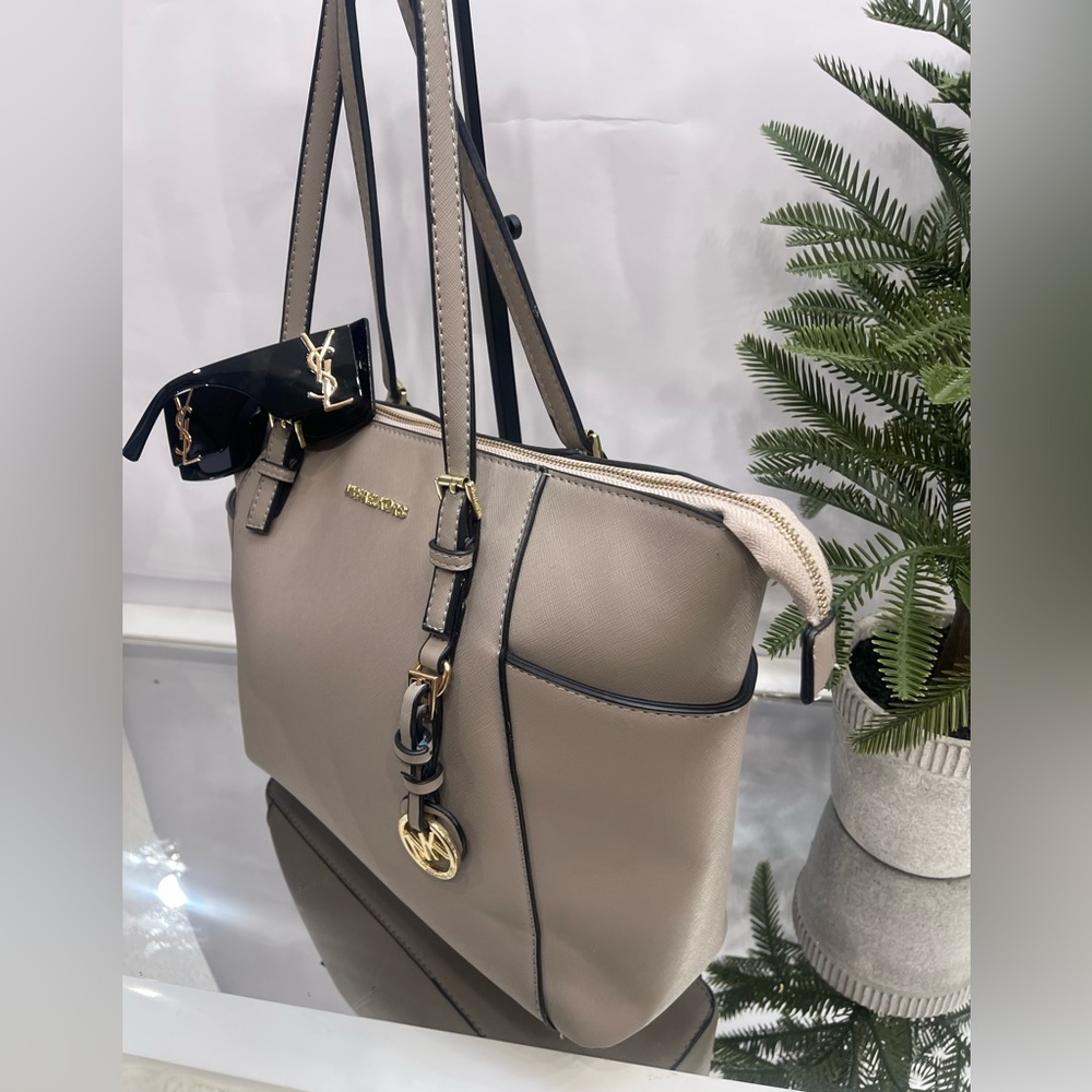 Michal Kors Leather Bag - Picture 4 of 13